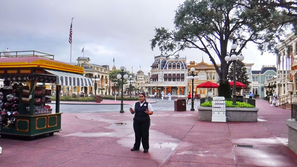 Sometimes there is no rope, just park staff holding back the crowd at rope drop