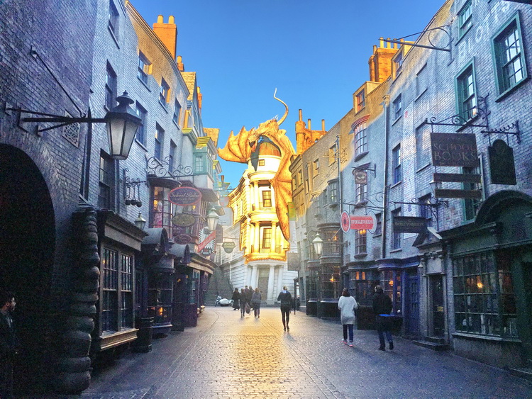 Guests staying at any of the Universal Orlando hotels get an extra hour in the Wizarding World of Harry Potter every morning. This is the best way to see Diagon Alley or Hogsmeade Village before the daily crowds arrive.